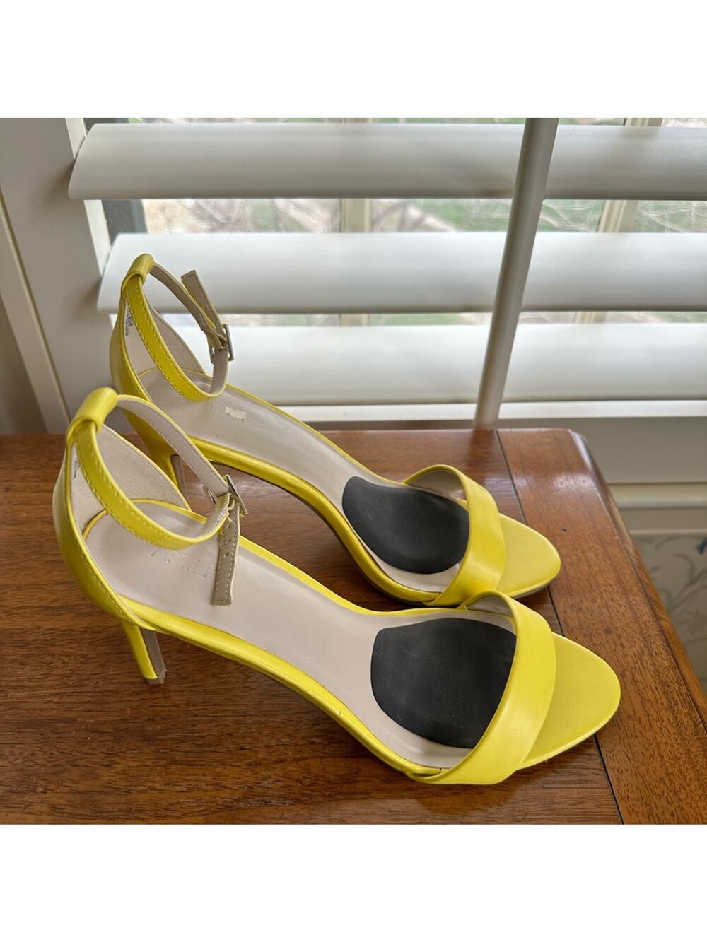 Apt. 9 women’s yellow sling 4” heels
